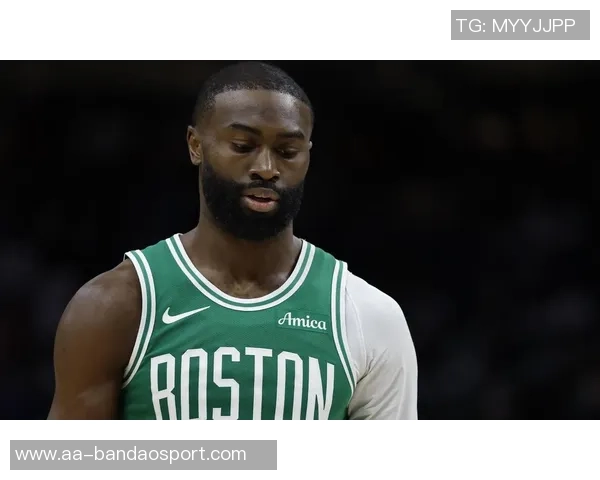 杰伦布朗独自发力砍下33分7板4助可惜失误偏多达7次